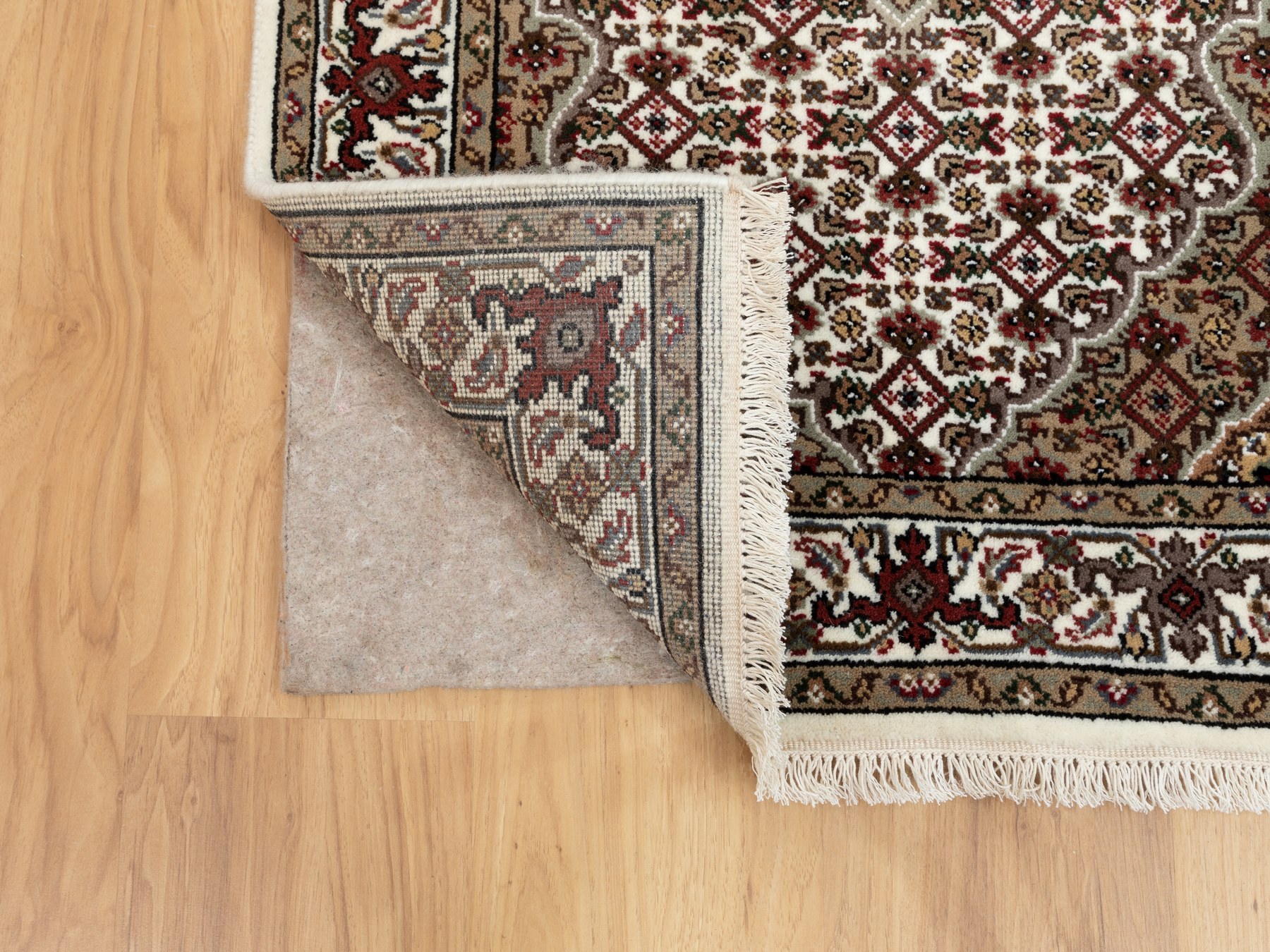 Traditional Rugs LUV528426